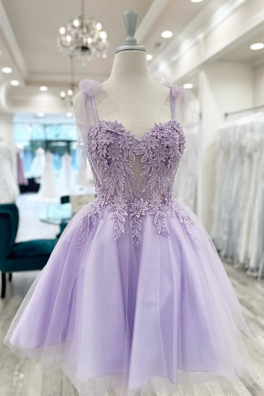 Vestido de fiesta con escote en forma de A y apliques florales